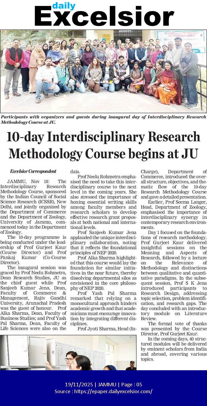 Participants with organizers and guests during inaugural day of Interdisciplinary Research Methodology Course at JU.